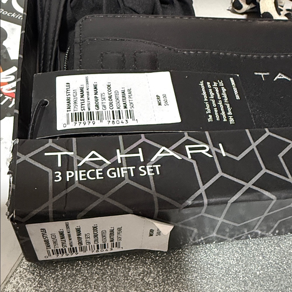 New TAHARI wallet gift set. Black. 2 scrunchies - Picture 3 of 3